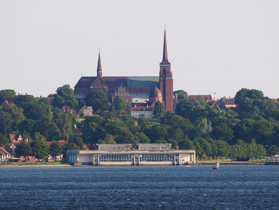 Roskilde Domkirke og Vikingsmuseet set udefra Roskilde Fjord